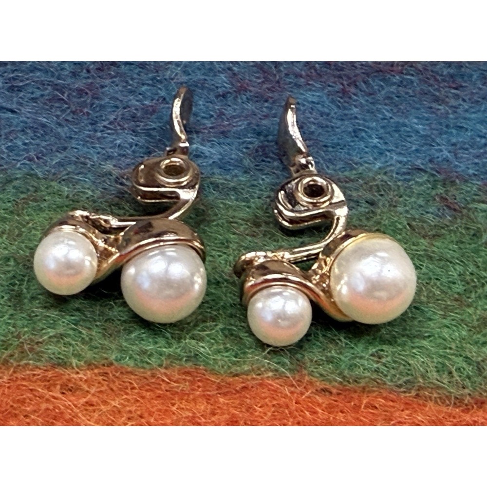 VTG Faux Pearl Clip On Earrings Gold Tone Swirl Mid Century MCM Costume Bridal - Picture 2 of 8
